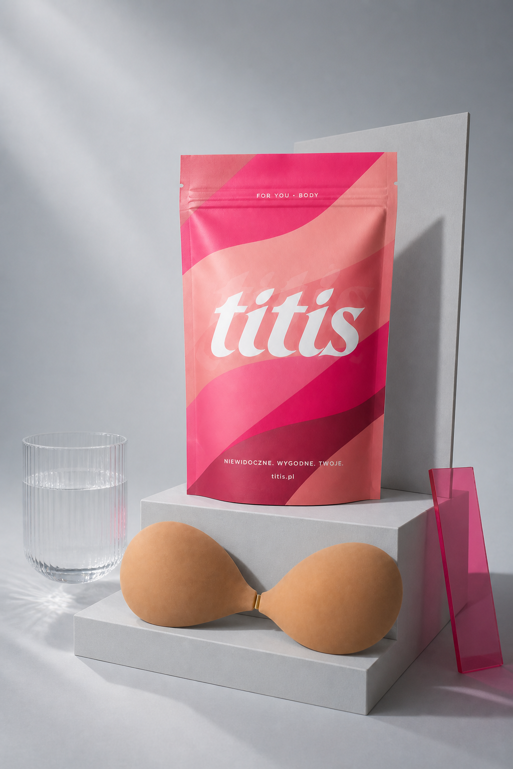 Beżowy biustonosz samoprzylepny TITIS Lift Bra obok różowego opakowania — element 4