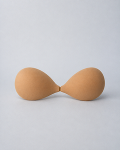 Beżowy biustonosz samoprzylepny TITIS Lift Bra, widok z przodu — element 7